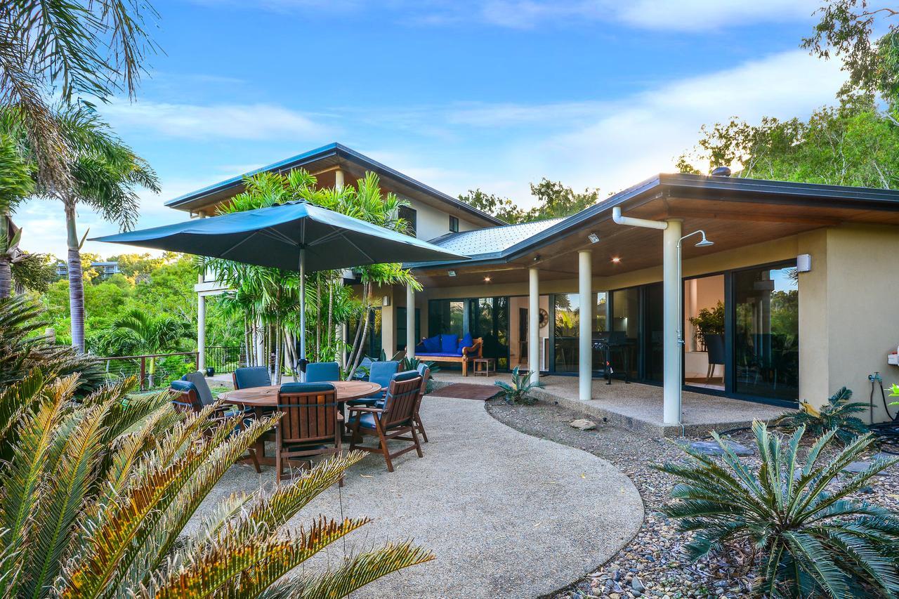 The Palms On Hamilton Island Villa Exteriör bild